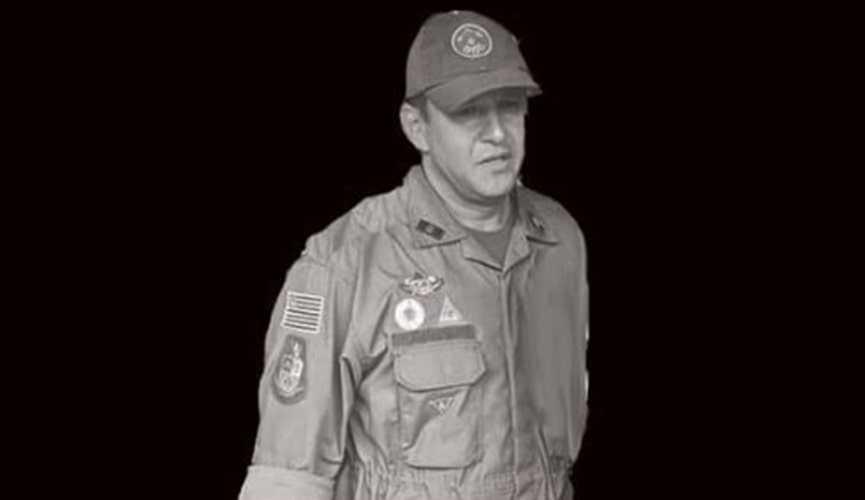 Foto de bombeiro em preto e branco