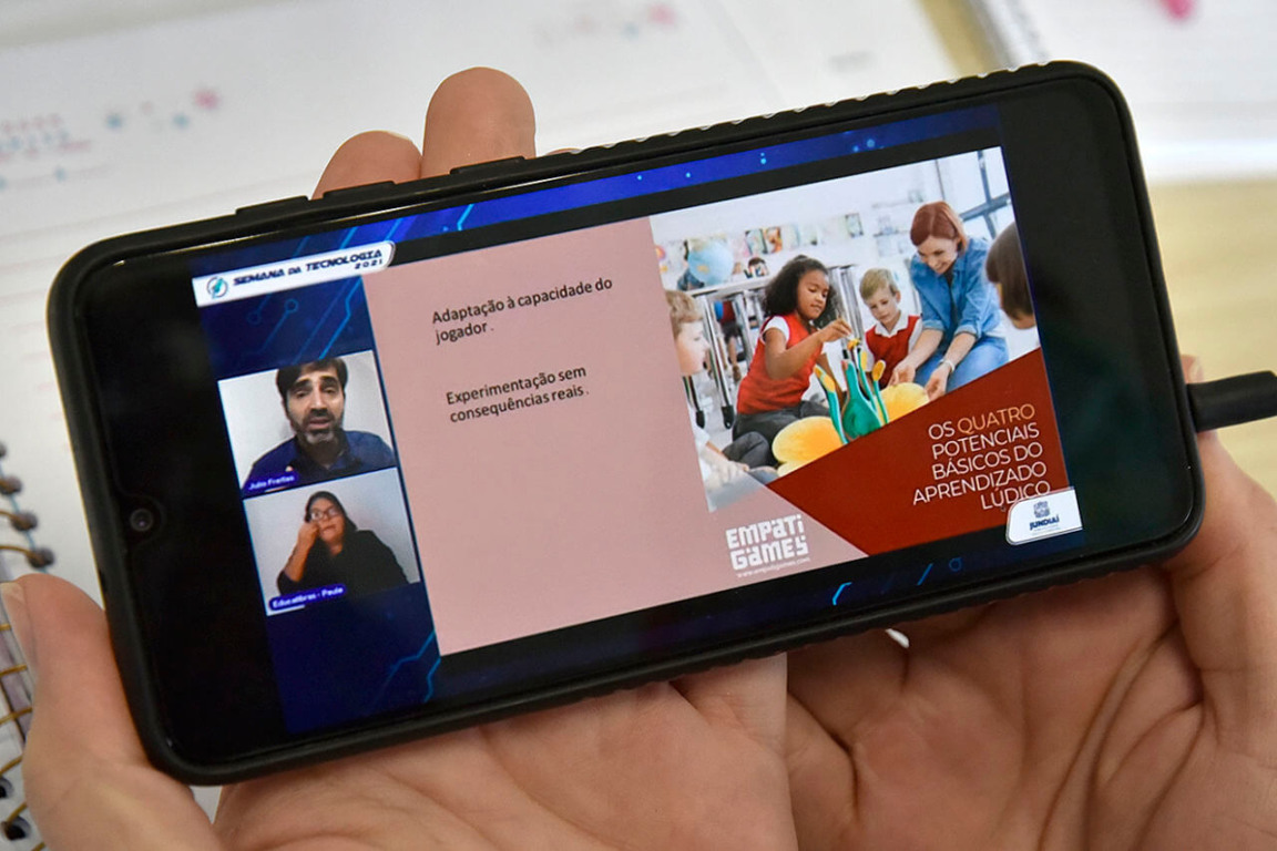 Tela de celular com uma arte sobre a semana da tecnologia