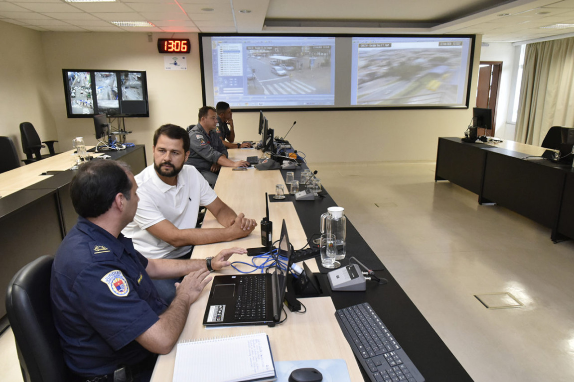 dois homens em um centro de monitoramento dois homens em um centro de monitoramento