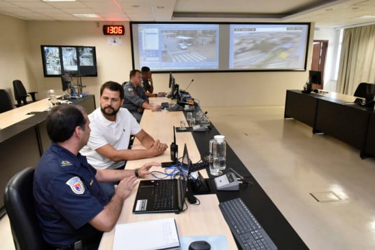 dois homens em um centro de monitoramento
