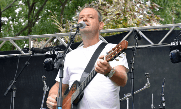 Homem toca instrumento em palco