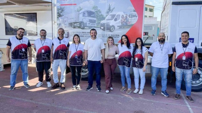 Autoridades de Jundiaí em frente ao CDHU Móvel.