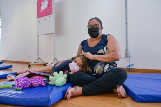 Maria Luísa e a avó, Solange Pereira, participam juntas da meditação no CECCO