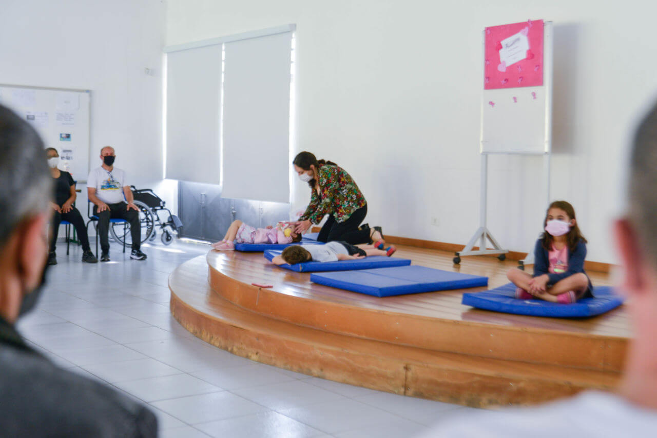 Prática integrada entre crianças, adultos e idosos traz muitos benefícios a todos