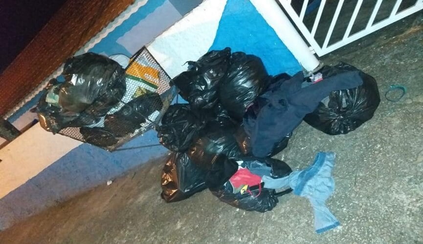Doações de roupas são descartadas no lixo do Centro Comunitário de Itupeva