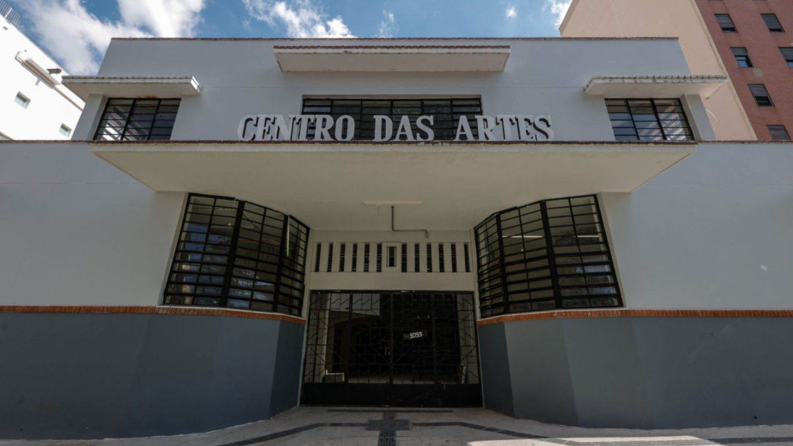 Fachada do Centro das Artes em Jundiaí, com letreiro em destaque e janelas envidraçadas.