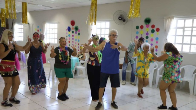 Idosos pulando Carnaval