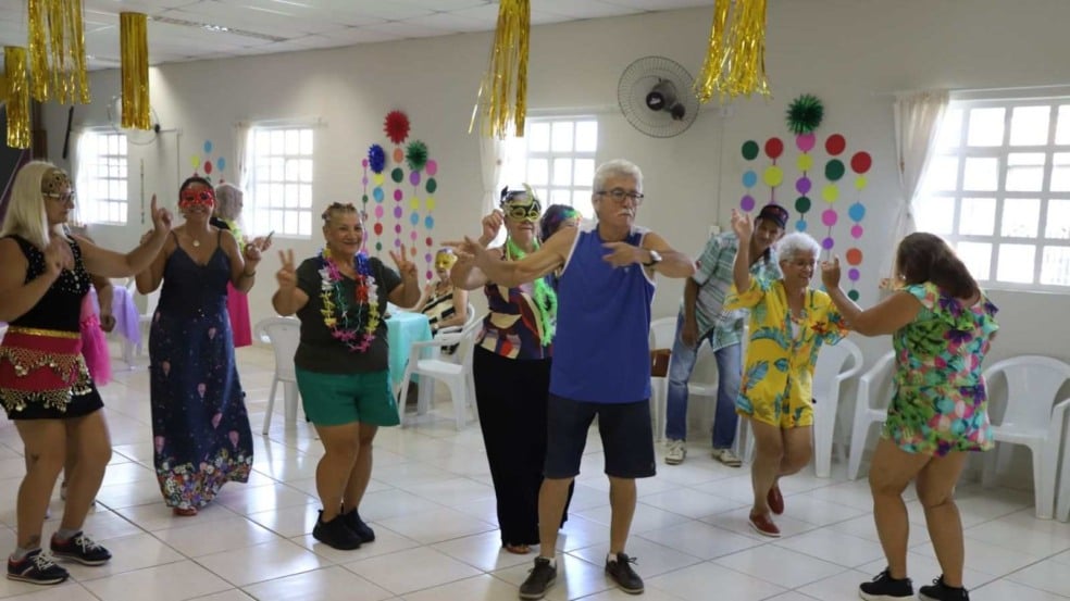 Idosos pulando Carnaval