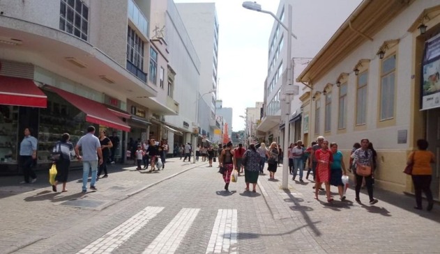 Centro de Jundiaí com bastante movimento