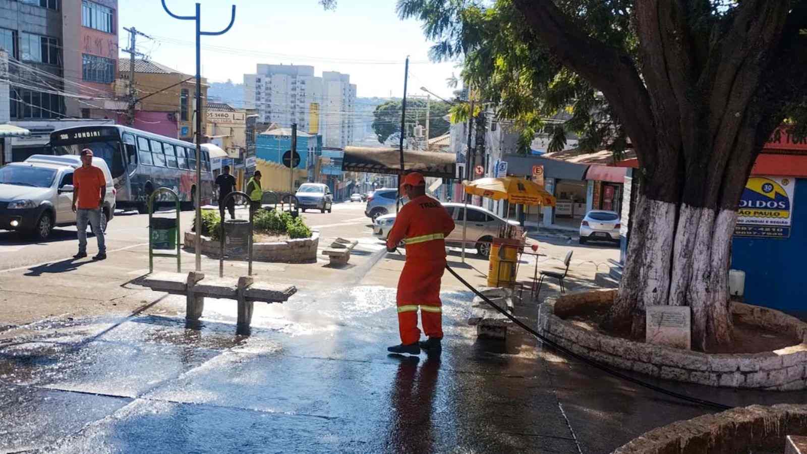 Ação de limpeza no Centro de Jundiaí.