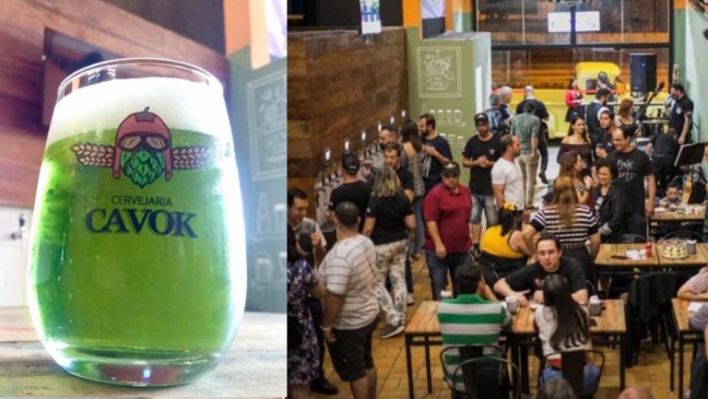 montagem com caneca transparente de chope verde e a inscrição "Cavok". Ao lado direito, pessoas sentadas e em pé na cervejaria