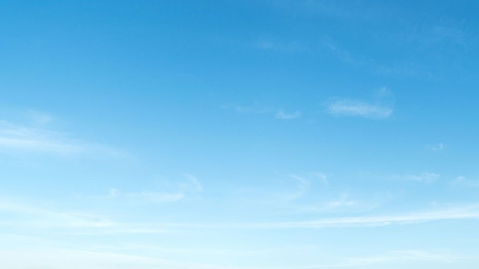 Céu azul com poucas nuvens.