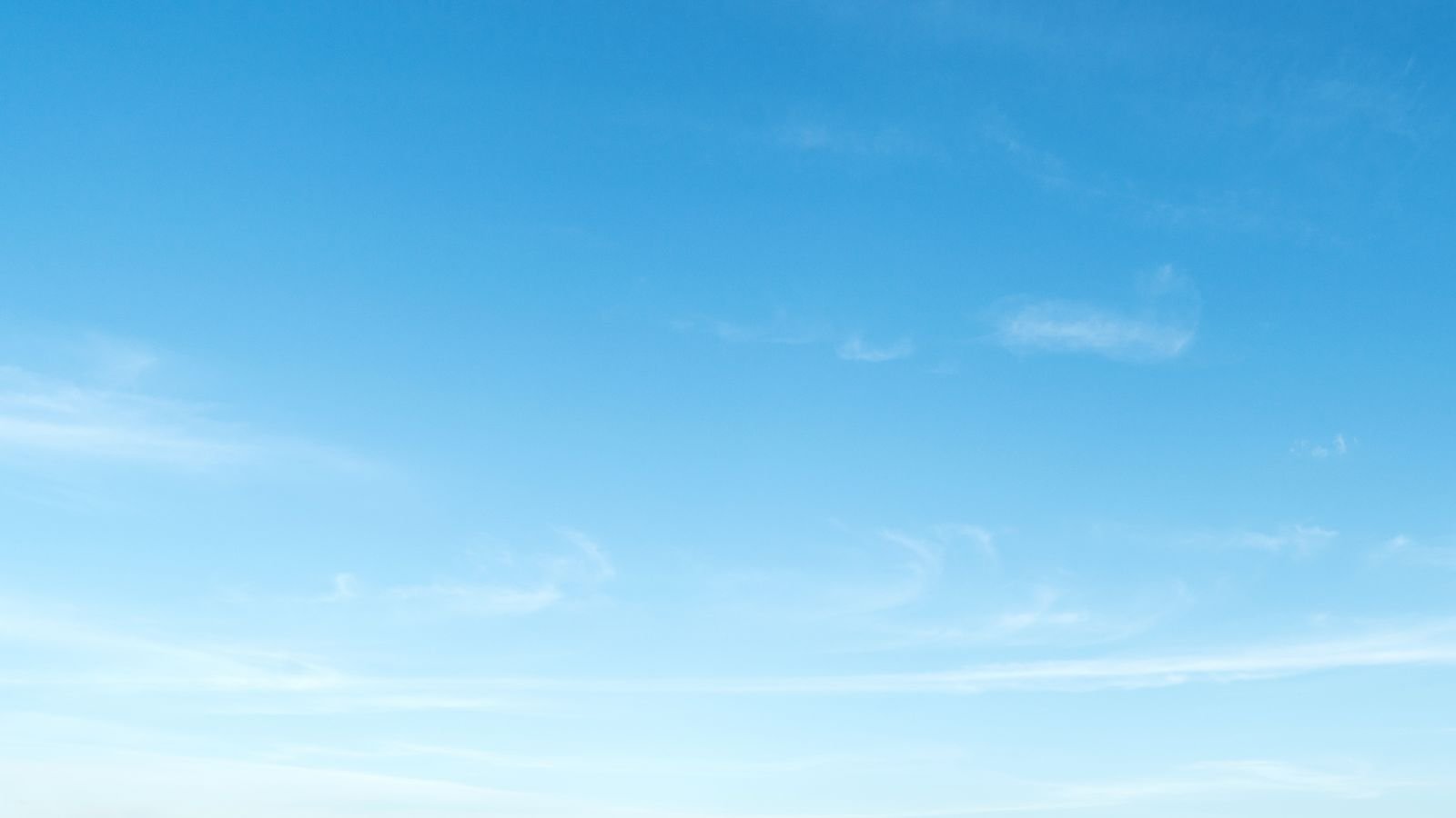 Céu azul com poucas nuvens.