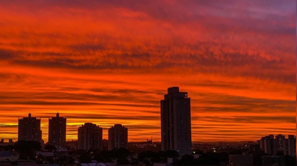 O tom intenso de vermelho-alaranjado tem uma explicação meteorológica (Foto: @takeofabio) O tom intenso de vermelho-alaranjado tem uma explicação meteorológica (Foto: @takeofabio)