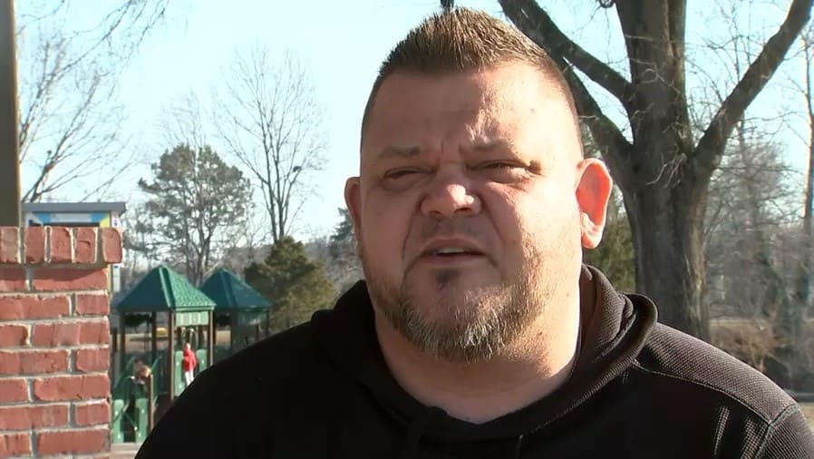 Chad Carswell, 38, precisa de um transplante de rim, mas se recusou a tomar vacina contra covid (foto: reprodução/WBNS)