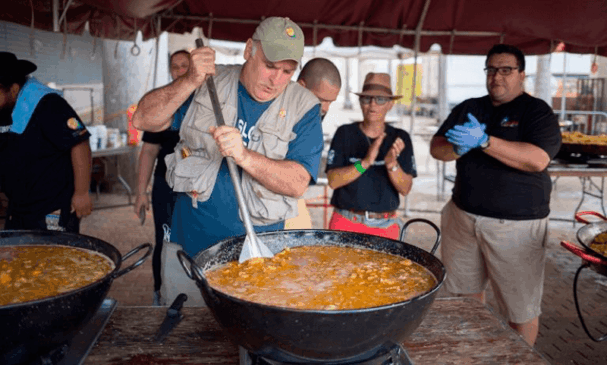 Um dos maiores chefs do mundo cozinha para vítimas do furacão Dorian nas Bahamas