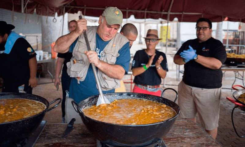 Um dos maiores chefs do mundo cozinha para vítimas do furacão Dorian nas Bahamas
