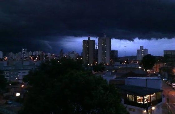 Apesar da formação de uma tempestade no final da tarde, a precipitação deve ser calma durante a noite.