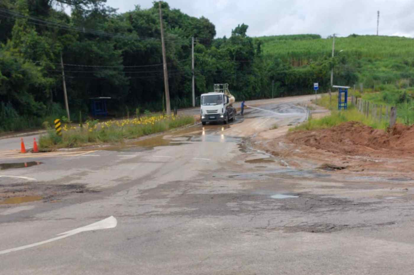 Chuvas em Itupeva: caminhão-pipa realiza limpeza de lama acumulada em rodovia após fortes chuvas na região.
