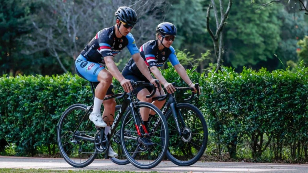 Foto de dois ciclistas pedalando. Foto de dois ciclistas pedalando.