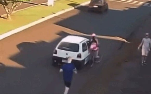 Estudante que andava de bicicleta é assediada e quase é atropelada