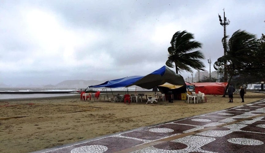 Foto de praia com vendaval