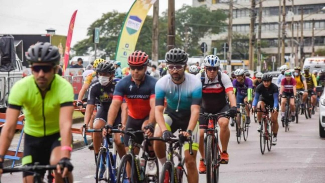 Ciclistas em inauguração de Rota das Frutas