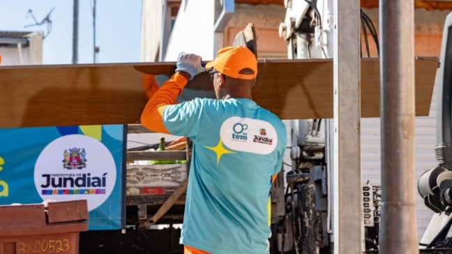 Servidor recolhendo material.