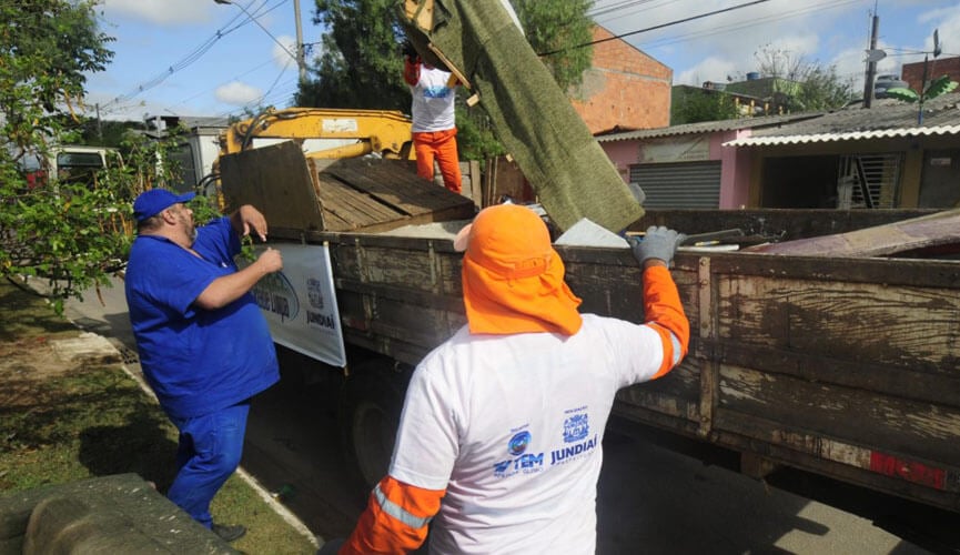 homens carregando materiais de caminhão