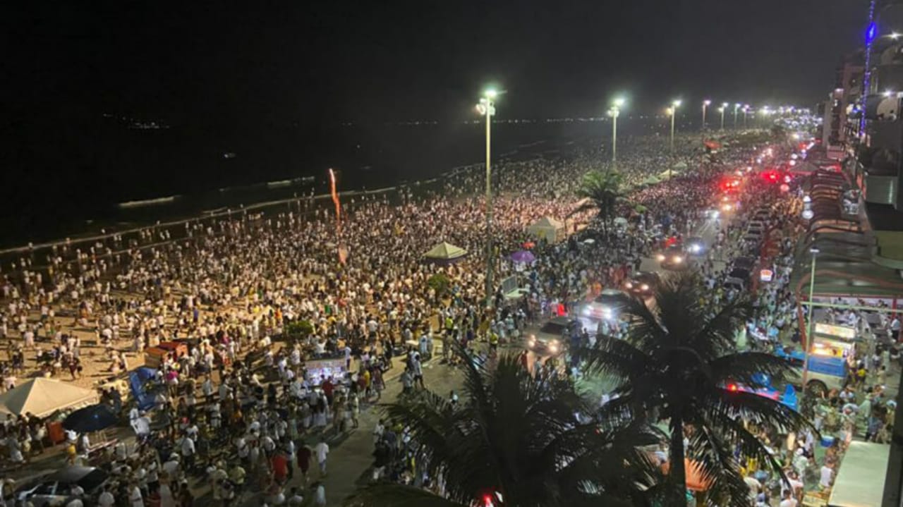 Aglomeração no réveillon em praia do Brasil