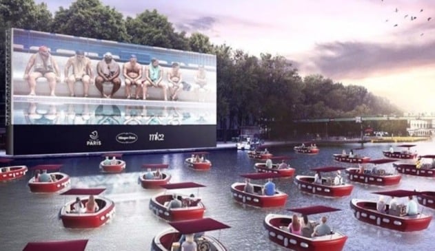 Foto de barcos em frente a telão