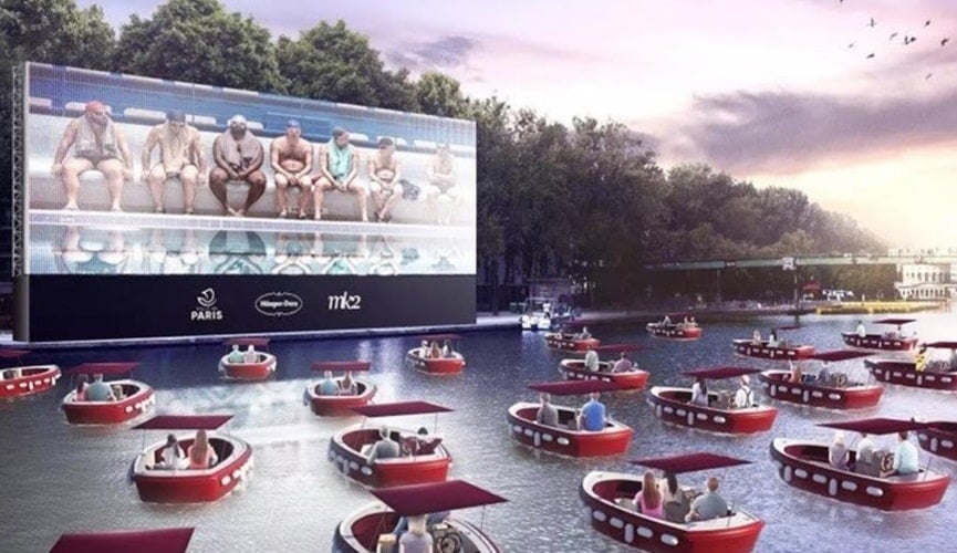 Foto de barcos em frente a telão