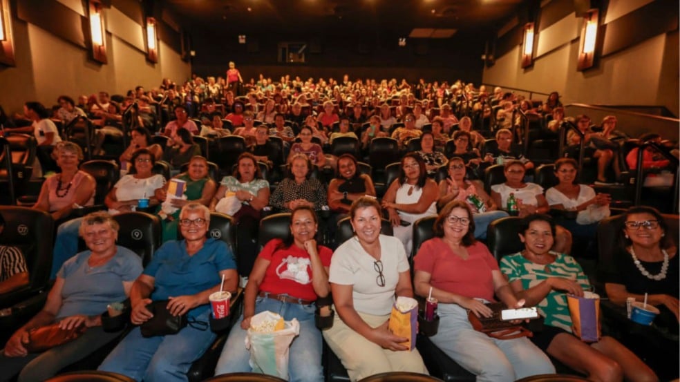Mulheres em sala de cinema.