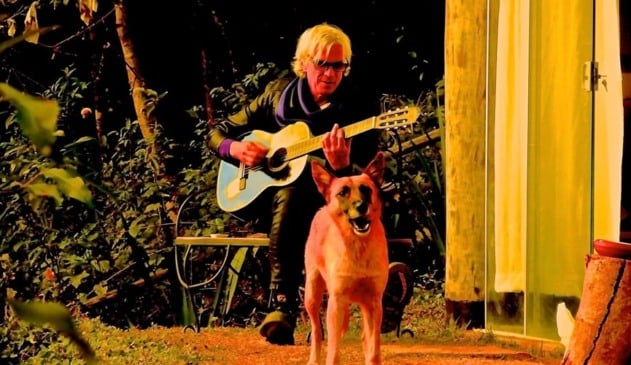 Ciro pessoa tocando violão