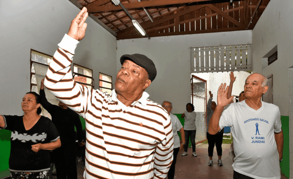 Grupo de terceira idade praticando lian gong