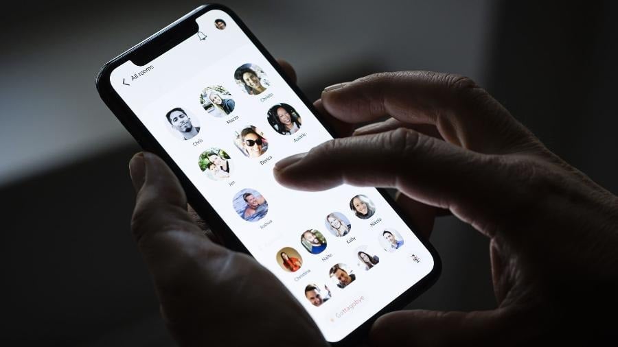 Celular com interface da nova rede social, Clubhouse