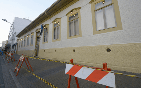 Pintura precisou ser refeita em toda a fachada. (Foto: Reprodução/Prefeitura Municipal de Jundiaí)
