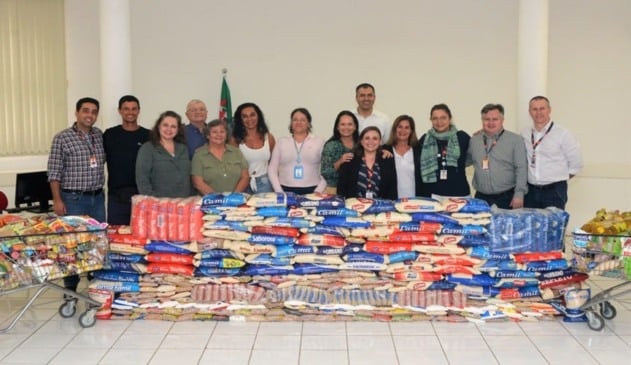 Foto de representes durante entrega das doações