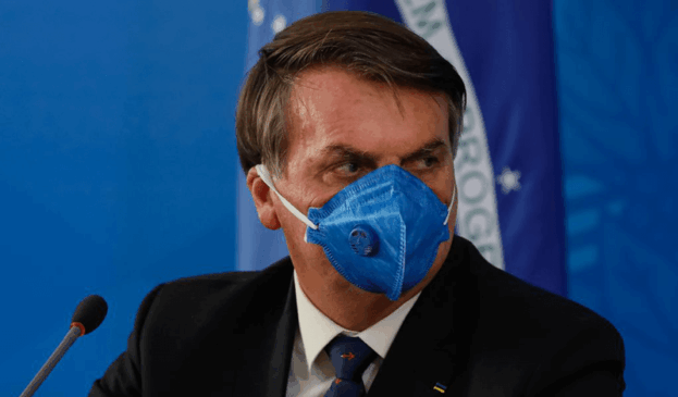Bolsonaro de máscara