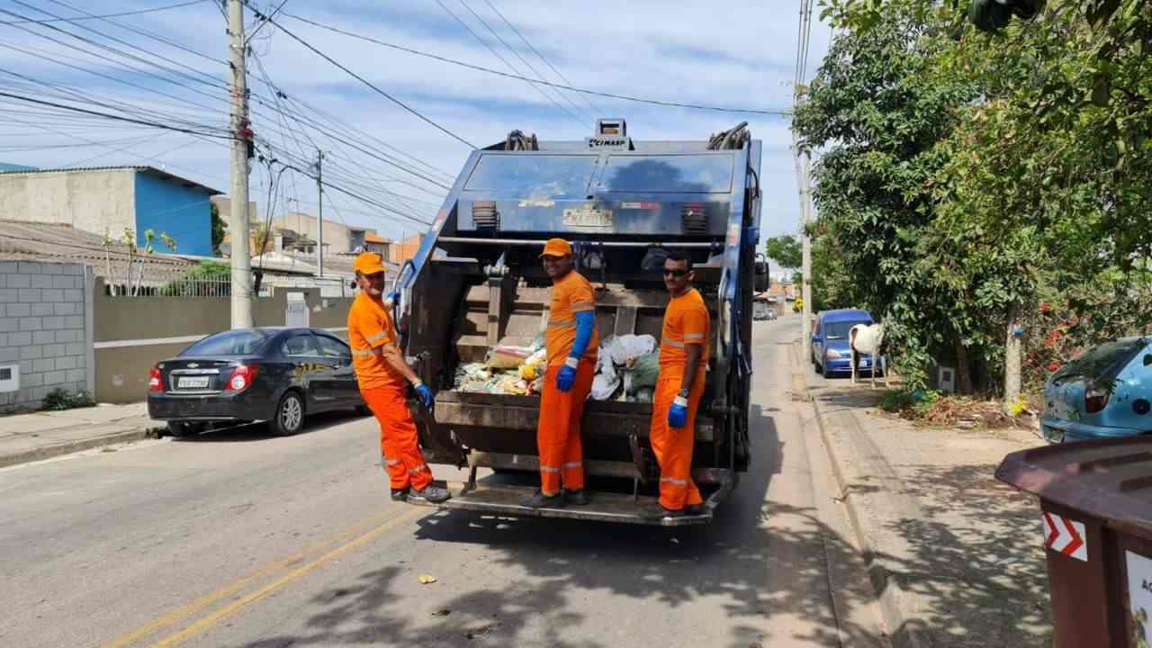 Coletores realizam todo o trabalho na Estrada Municipal do varjão