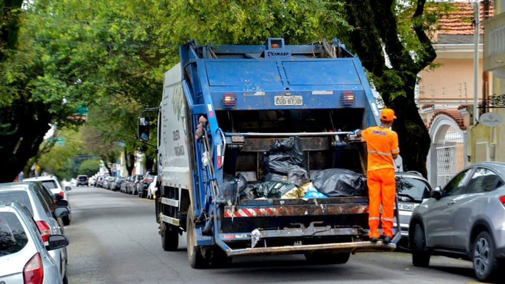 Serviço de coleta de lixo conta com acréscimo de 40% em equipes, nesta quarta-feira (02), para equalizar a demanda na cidade
