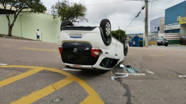 Carro capotado após colisão na Avenida dos Imigrantes, em Jundiaí
