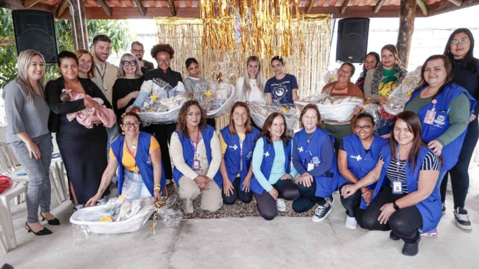 Entrega de enxovais na ação 'Colo de Mãe'.