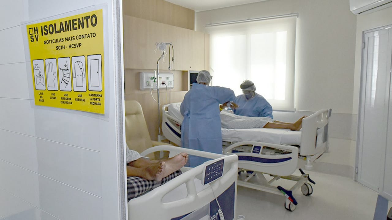 Médicos atendendo paciente em ala do Hospital São Vicente