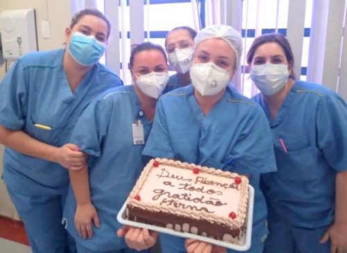 Paciente curado da Covid-19 homenageia equipe do HSV com bolo