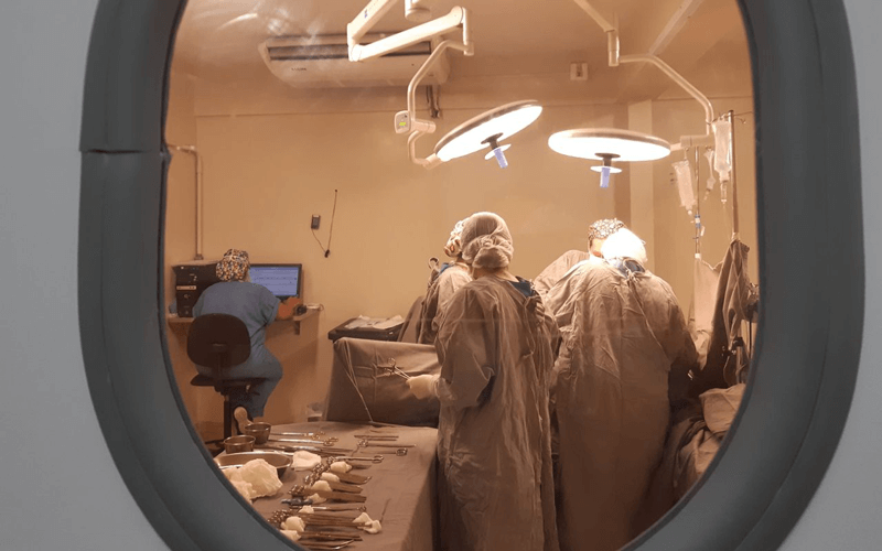 Equipe de médicos trabalham em sala do centro cirúrgico