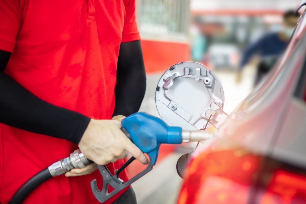 Carro sendo abastecido