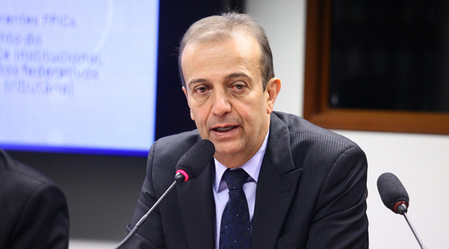 Miguel Haddad sentado, ao microfone, na Câmara Federal