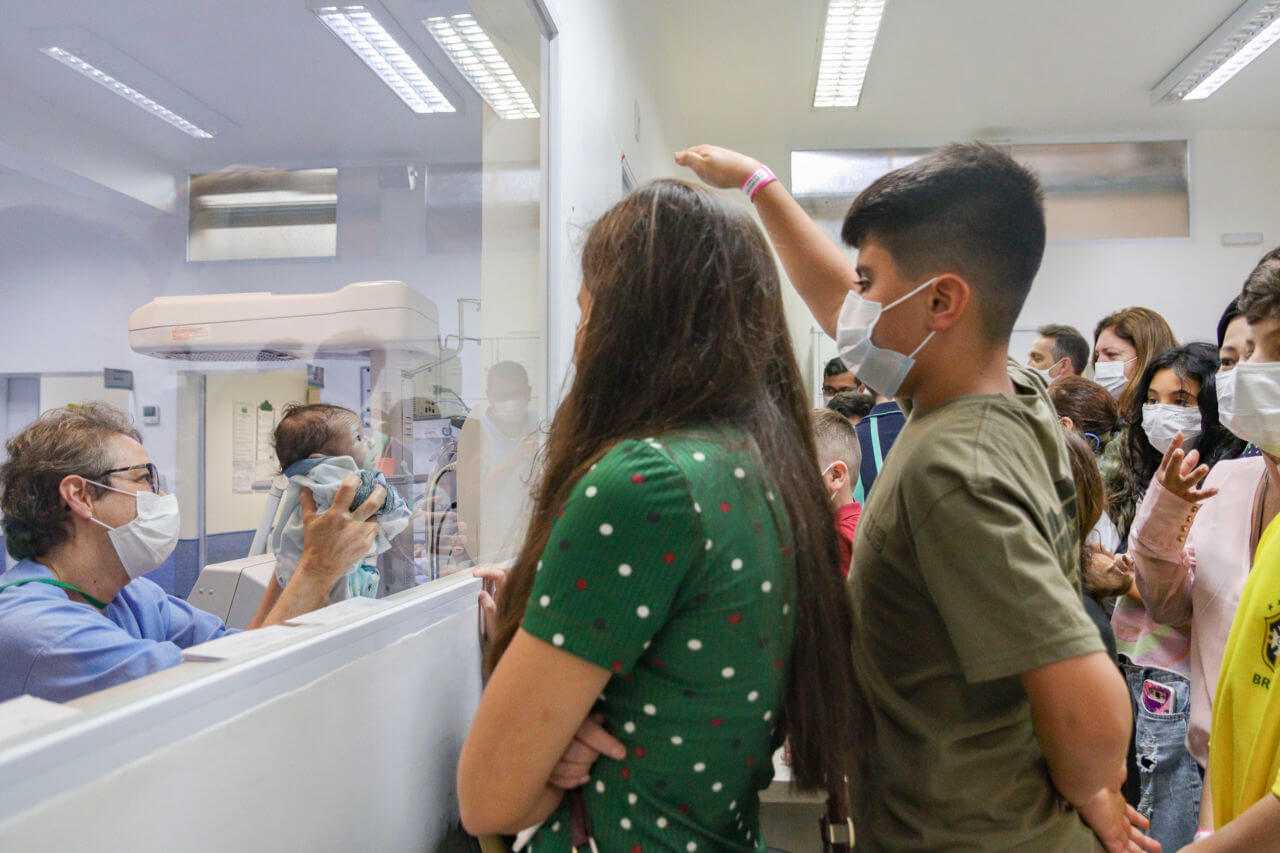 Crianças ficaram encantadas com os recém-nascidos