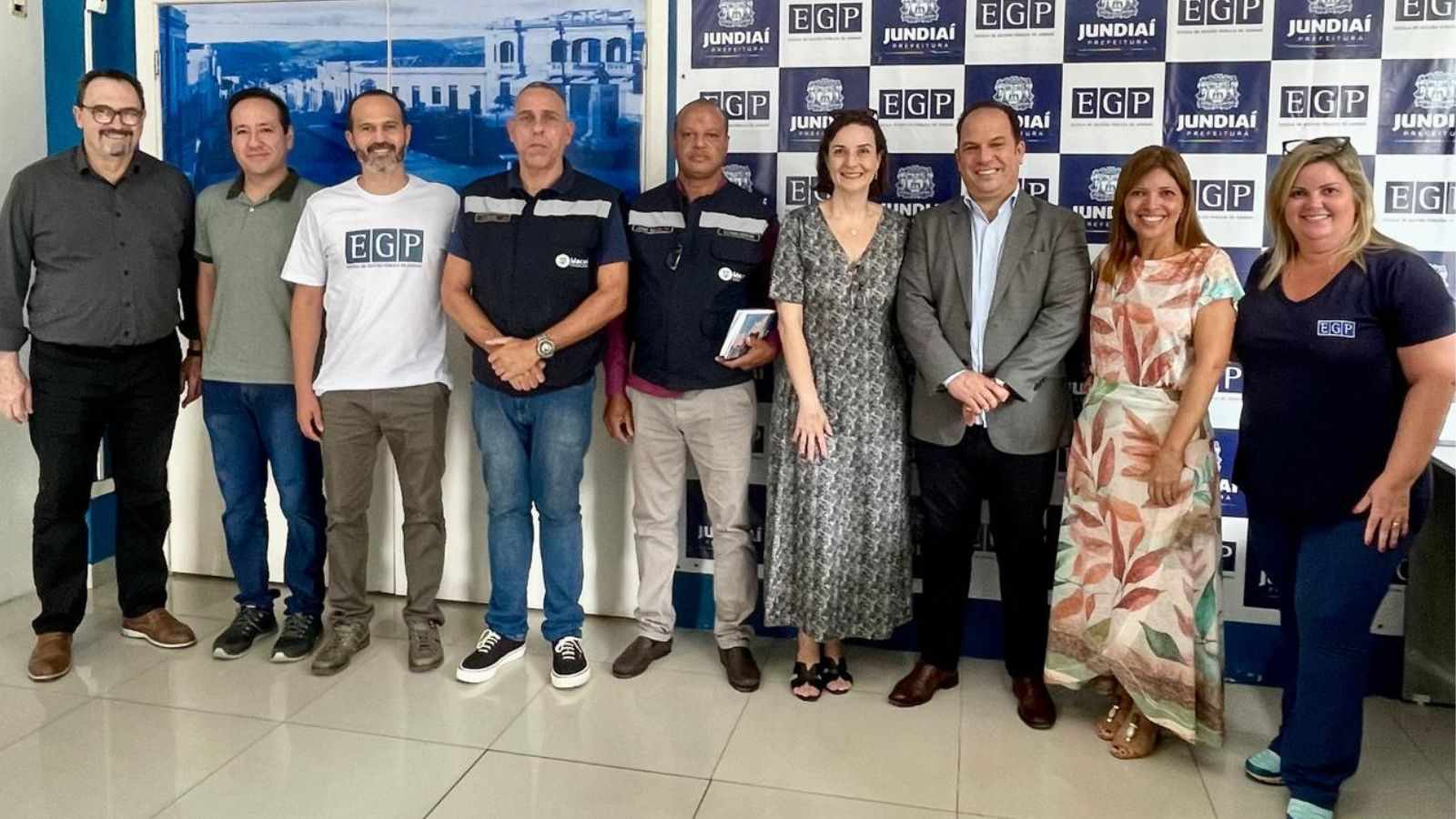 Equipe da comitiva do RJ junto com autoridades jundiaienses.